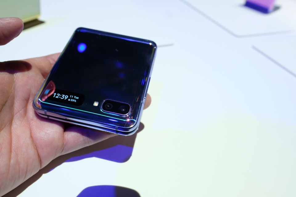 Cận cảnh smartphone màn hình gập Galaxy Z Flip - Nhỏ gọn và bóng bẩy - 11 Cận cảnh smartphone màn hình gập Galaxy Z Flip - Nhỏ gọn và bóng bẩy - 11