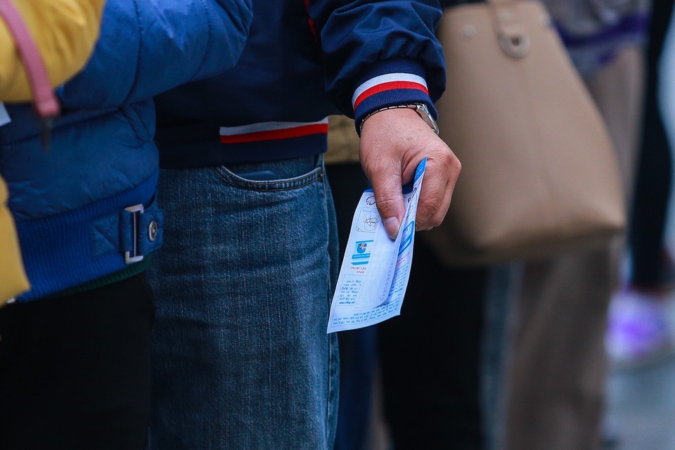 Hàng trăm người dân đội mưa xếp hàng nhận khẩu trang miễn phí - 5