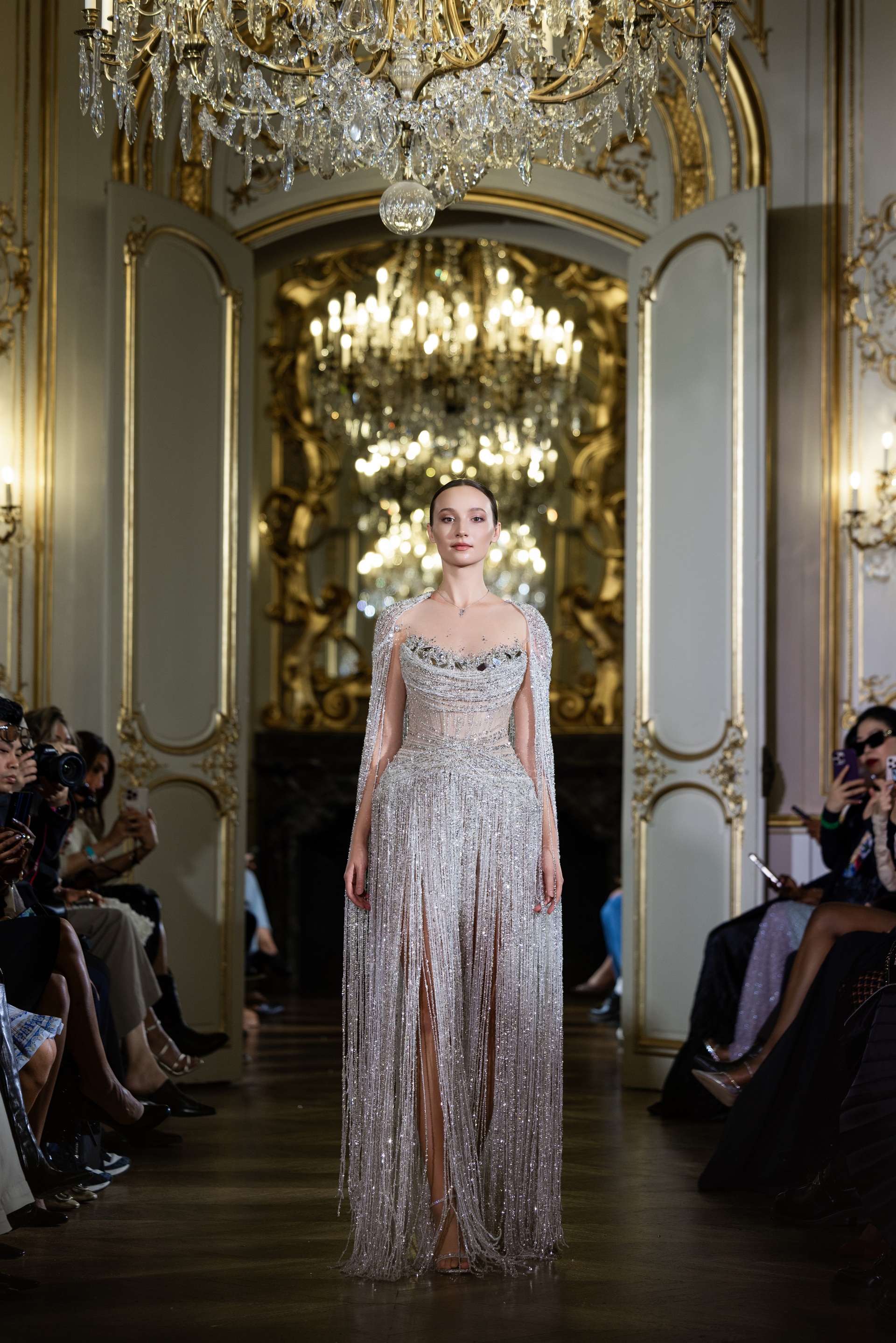 Von vietnamesischen Drachen inspirierte Kostüme bei der Paris Fashion Week – 1 Trình diễn trang phục lấy cảm hứng từ rồng Việt ở Tuần lễ thời trang Paris - 1