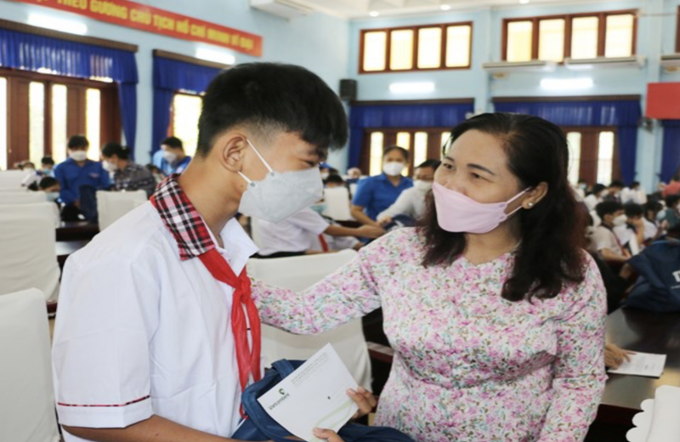 Chủ tịch HĐND TP.HCM Nguyễn Thị Lệ trò chuyện, tặng quà Tết cho trẻ em huyện Củ Chi có hoàn cảnh khó khăn.