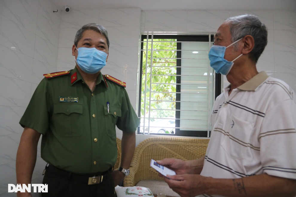 Công an Hà Nội tặng nhiều suất quà tới người già neo đơn gặp khó khăn - 8 Công an Hà Nội tặng nhiều suất quà tới người già neo đơn gặp khó khăn - 8