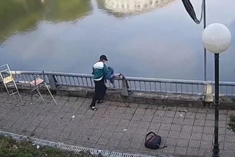 Bố nam sinh Lào Cai bị bạn hất xuống nước chia sẻ tình trạng của con