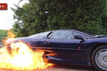 Xem màn đốt lốp xe Jaguar XJ220 tóe lửa