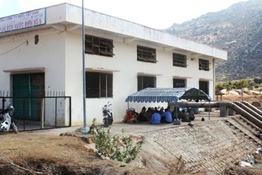 Dân dựng lán trại phản đối công ty muối