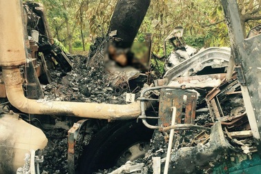 Xe tải đâm gốc cây, tài xế tử vong trong cabin bốc cháy dữ dội