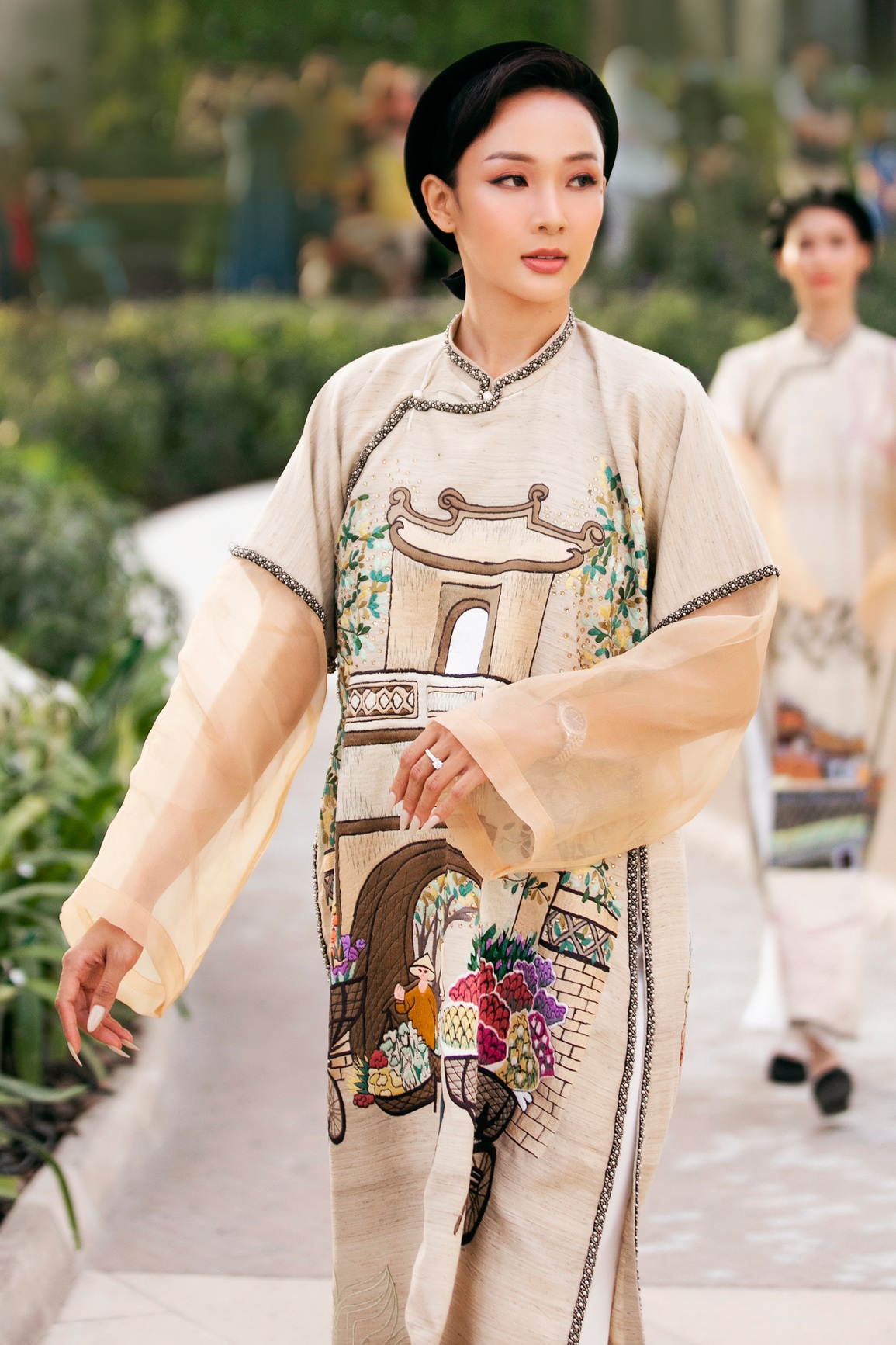 Á hậu Kim Duyên trình diễn cho NTK Vũ Việt Hà tại Ngày Quốc gia Việt Nam - 10 Á hậu Kim Duyên trình diễn cho NTK Vũ Việt Hà tại Ngày Quốc gia Việt Nam - 10