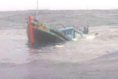 Tàu nước ngoài đâm chìm tàu cá Việt Nam, bỏ mặc 7 ngư dân rơi xuống biển