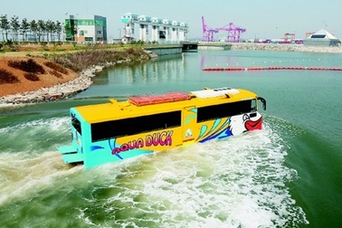 Xe bus chạy dưới nước đầu tiên ở Hàn Quốc khiến du khách thích mê