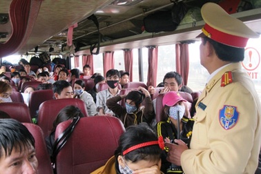 Tài xế “nhốt” CSGT trên xe khách rồi bỏ chạy