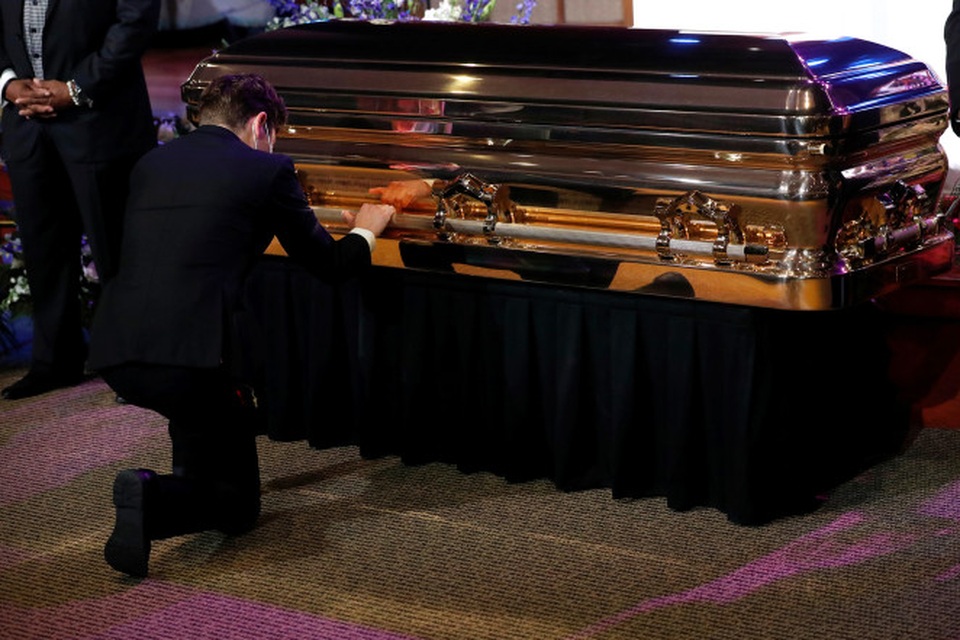 Thị trưởng Mỹ quỳ khóc nức nở bên quan tài George Floyd - 2 Thị trưởng Mỹ quỳ khóc nức nở bên quan tài George Floyd - 2