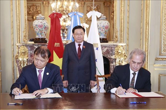 Chủ tịch Quốc hội Vương Đình Huệ chứng kiến Lễ ký kết Biên bản ghi nhớ về hợp tác giữa Bộ Công Thương Việt Nam và Bộ Ngoại giao, Ngoại thương và Tôn giáo Argentina. 