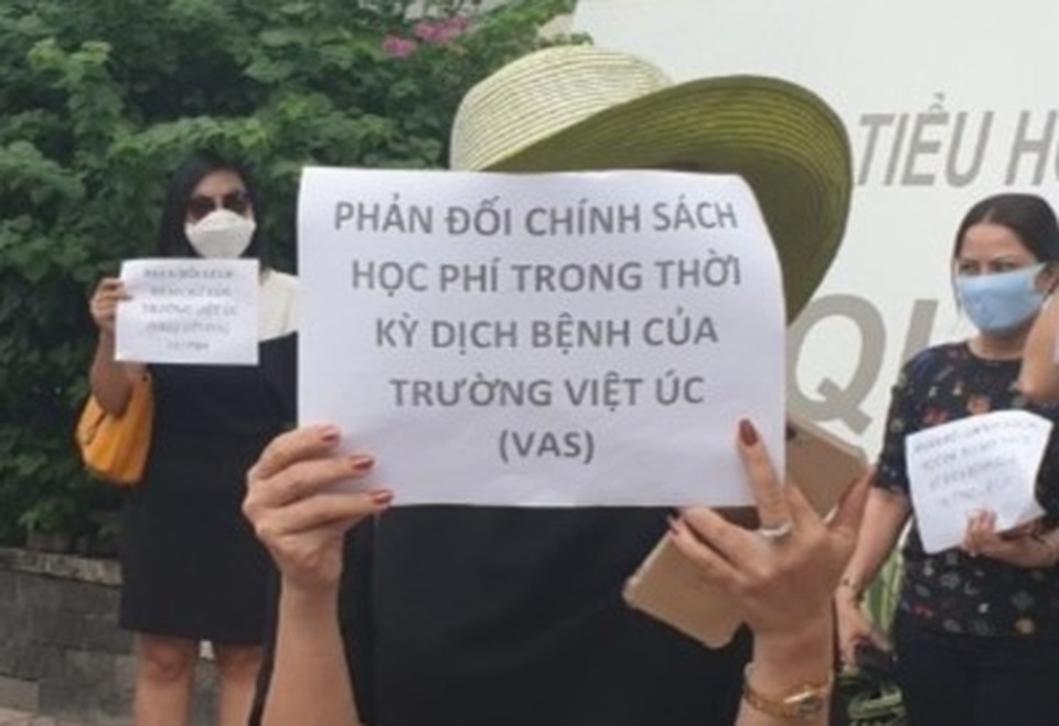 Dịch Covid-19: Phụ huynh trường quốc tế cầm tờ rơi phản đối học phí - 2 Dịch Covid-19: Phụ huynh trường quốc tế cầm tờ rơi phản đối học phí - 2