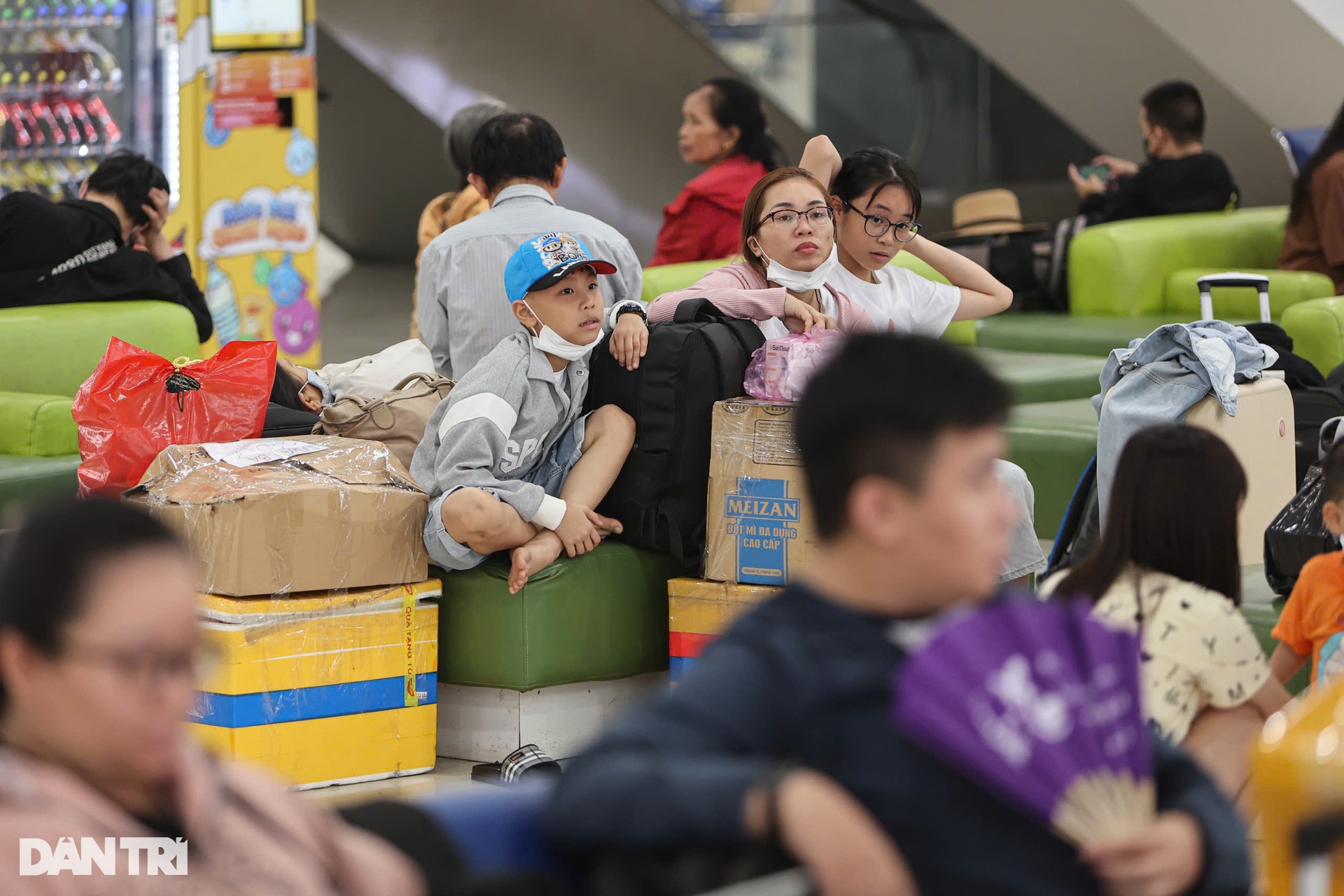 Người dân phấn khởi xách vali lên tàu Metro số 1 để ra bến xe về quê ăn Tết - 10 Người dân phấn khởi xách vali lên tàu Metro số 1 để ra bến xe về quê ăn Tết - 10