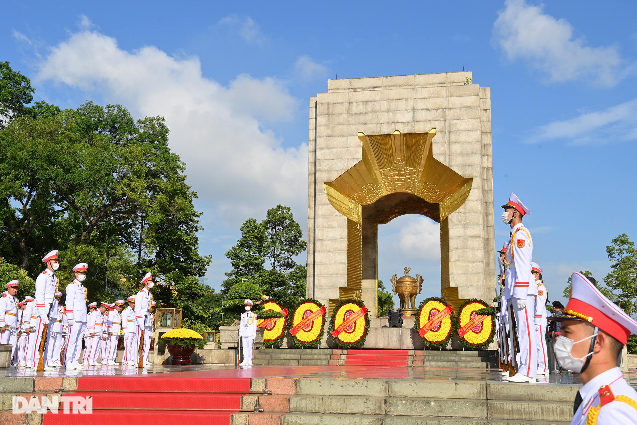 Lãnh đạo Đảng, Nhà nước đặt vòng hoa, tưởng niệm các Anh hùng liệt sĩ - 1 Lãnh đạo Đảng, Nhà nước đặt vòng hoa, tưởng niệm các Anh hùng liệt sĩ - 1