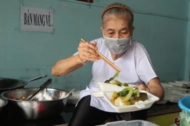 Bà lão 70 tuổi nấu 120 suất cơm mỗi ngày tặng người khó khăn