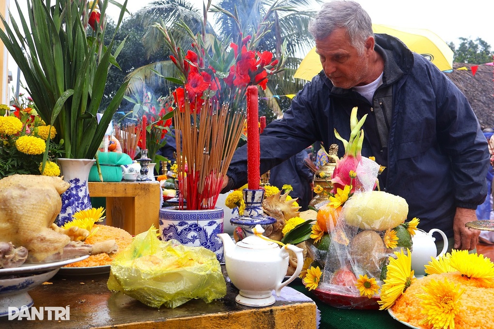 Khách Tây thành kính thắp hương, cầu bông cùng nông dân ở làng rau 500 tuổi - 2 Khách Tây thành kính thắp hương, cầu bông cùng nông dân ở làng rau 500 tuổi - 2