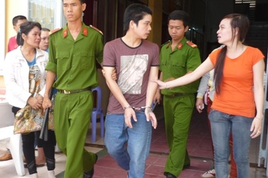 Cưa cửa sổ, trốn khỏi buồng giam