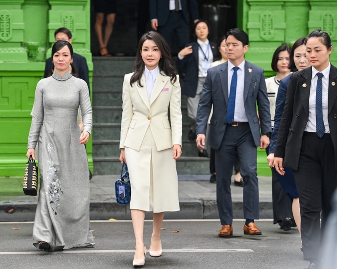 Phu nhân Chủ tịch nước Phan Thị Thanh Tâm và phu nhân Tổng thống Hàn Quốc Kim Keon-hee cùng đi bộ từ nhà hàng Lục Thuỷ ra phố đi bộ quanh hồ Hoàn Kiếm.