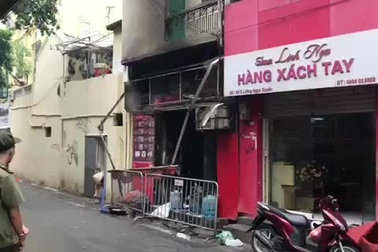 Cháy cửa hàng trên phố cổ Hà Nội