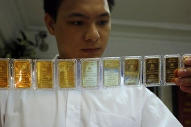 Giá vàng sụt giảm, "cá mập" dừng bán