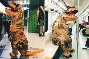 Người đàn ông nhiễm Covid-19 giả dạng thành khủng long đánh lừa cảnh sát