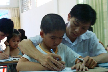 Thầy giáo trẻ mê dạy viết chữ