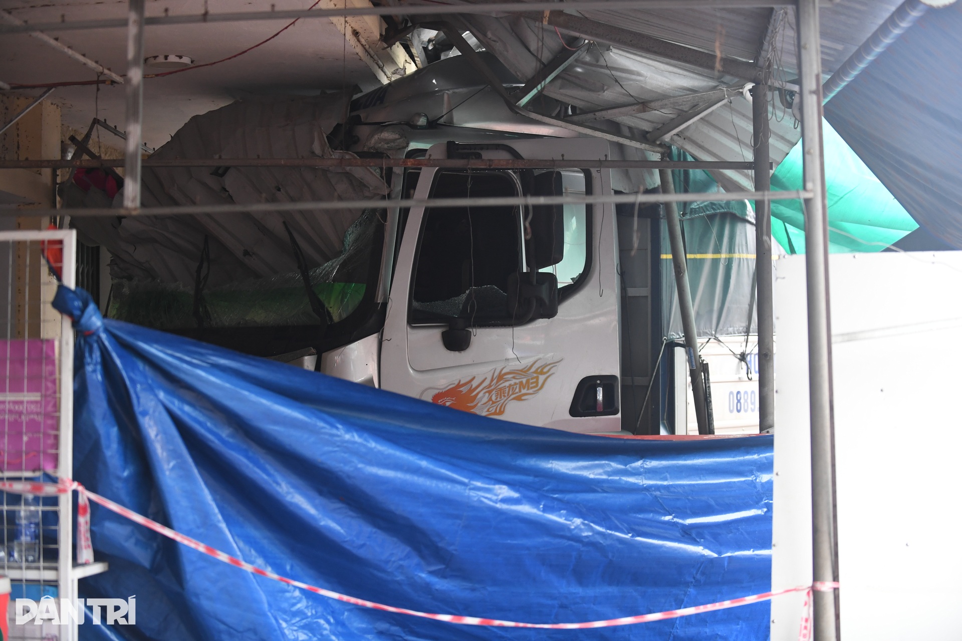 Hiện trường vụ xe tải lao vào chợ khiến 3 người chết, 9 người bị thương - 6 Hiện trường vụ xe tải lao vào chợ khiến 3 người chết, 9 người bị thương - 6