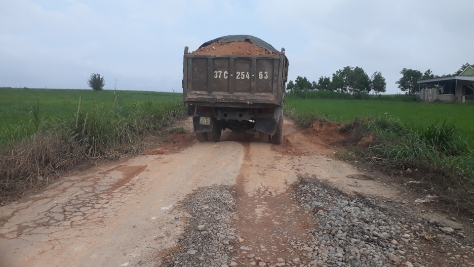 Nghệ An: Rầm rộ khai thác đất trái phép giữa thanh thiên bạch nhật! - 2 Nghệ An: Rầm rộ khai thác đất trái phép giữa thanh thiên bạch nhật! - 2