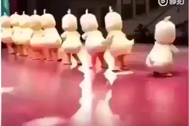 Chết cười với tình huống bất ngờ và hài hước trên sàn diễn văn nghệ