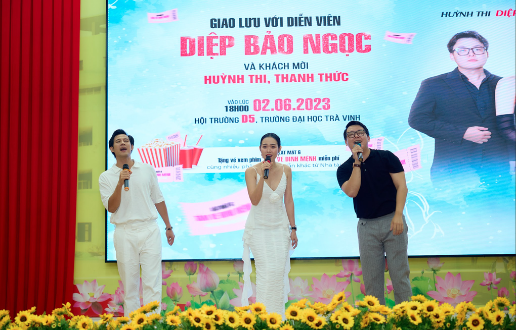 Diệp Bảo Ngọc xuất hiện rạng rỡ tại Đại học Trà Vinh - 3 Diệp Bảo Ngọc xuất hiện rạng rỡ tại Đại học Trà Vinh - 3