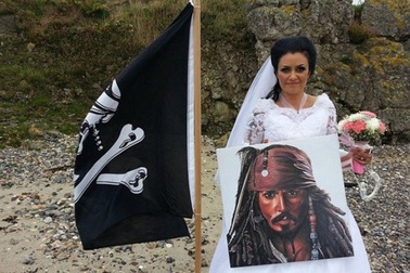 Không có vị hôn phu, người phụ nữ kết duyên với hồn ma cướp biển