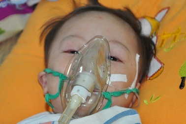 Mẹ mù chăm con thơ bệnh nặng 