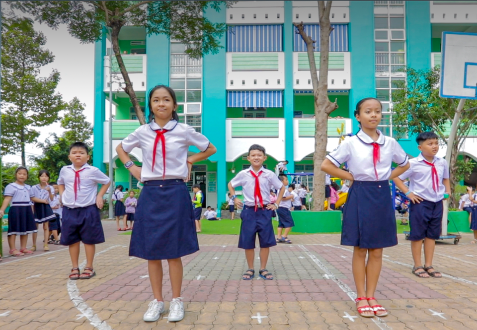Phát sốt với loạt khoảnh khắc đáng yêu của bé cùng vũ điệu uống sữa - 4 Phát sốt với loạt khoảnh khắc đáng yêu của bé cùng vũ điệu uống sữa - 4