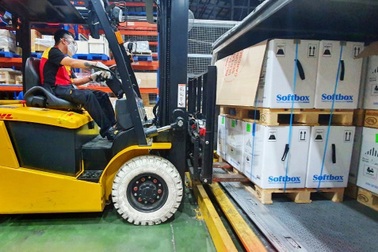 Thông quan hơn 330.000 liều vắc xin Pfizer vừa về đến Hà Nội và TPHCM