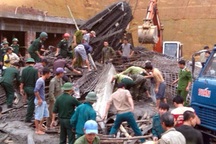 Vụ sập giàn giáo vùi lấp 16 người: 2 người tử vong