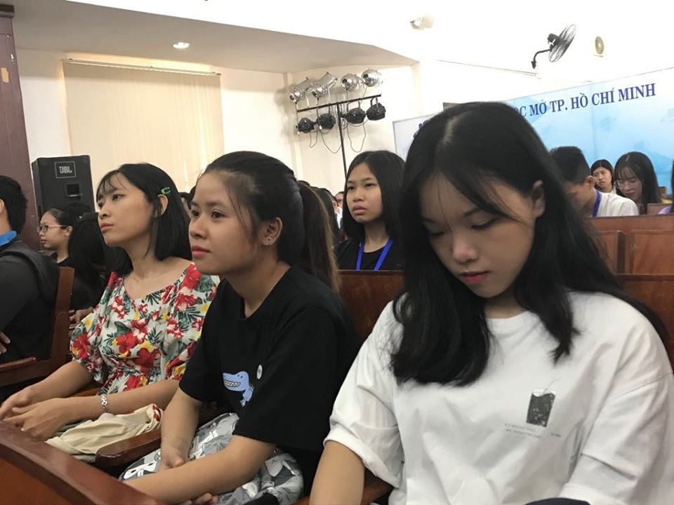 Thời trang giảng đường: Nơi thoải mái hai dây, nơi kín cổng cao tường - 4