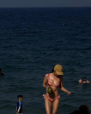 "Đường đua" bikini ngày hè của loạt sao Việt - 2