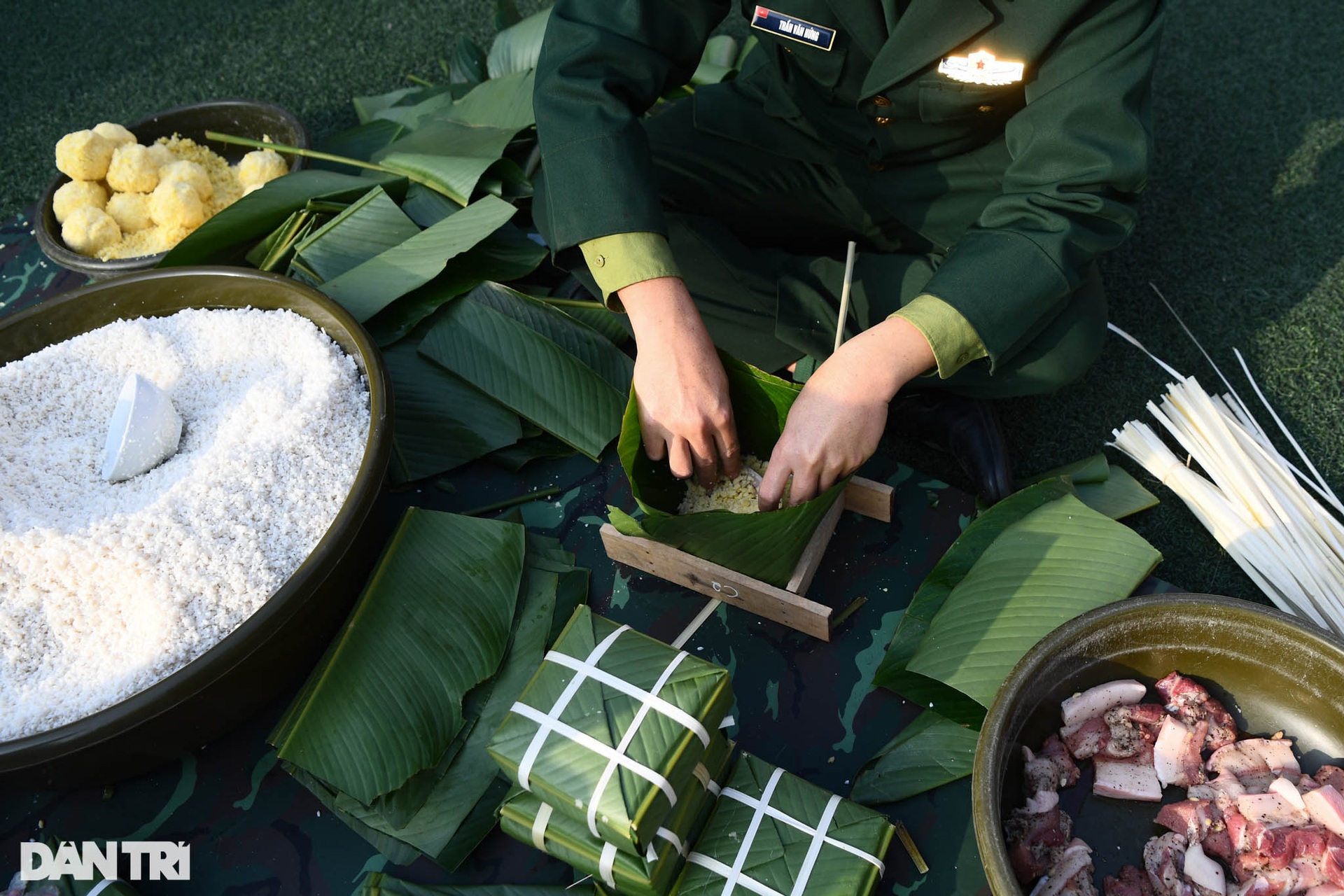 Các chiến sĩ Lữ đoàn Cận vệ trổ tài gói bánh chưng đón Tết - 4 Các chiến sĩ Lữ đoàn Cận vệ trổ tài gói bánh chưng đón Tết - 4