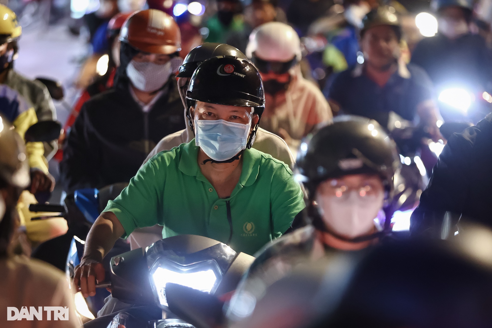 Đường phố Hà Nội, TPHCM ùn tắc cả ngày lẫn đêm dịp cận Tết Nguyên đán - 21 Đường phố Hà Nội, TPHCM ùn tắc cả ngày lẫn đêm dịp cận Tết Nguyên đán - 21