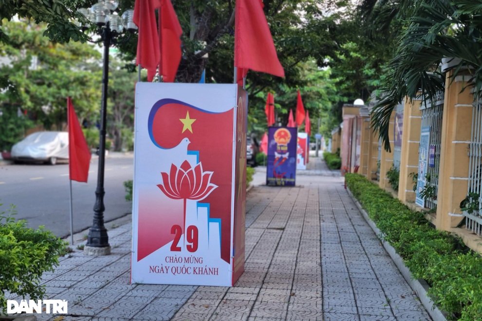 Đường phố Đà Nẵng đỏ thắm sắc cờ đón Tết Độc lập đặc biệt - 4 Đường phố Đà Nẵng đỏ thắm sắc cờ đón Tết Độc lập đặc biệt - 4