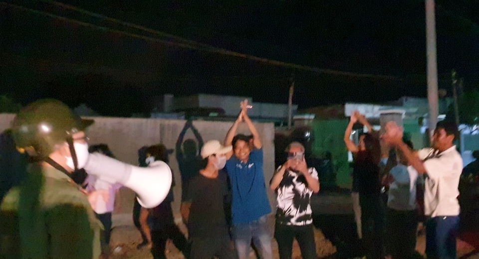 Quá vui mừng vì được gỡ phong tỏa, cả thôn quên giãn cách xã hội - 7