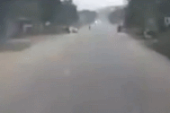 Ô tô lao thẳng từ nhà ra đường, hạ gục người đi xe máy
