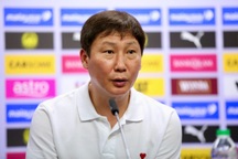 HLV Kim Sang Sik: "Tôi bất ngờ về chất lượng cầu thủ nhập tịch Malaysia"