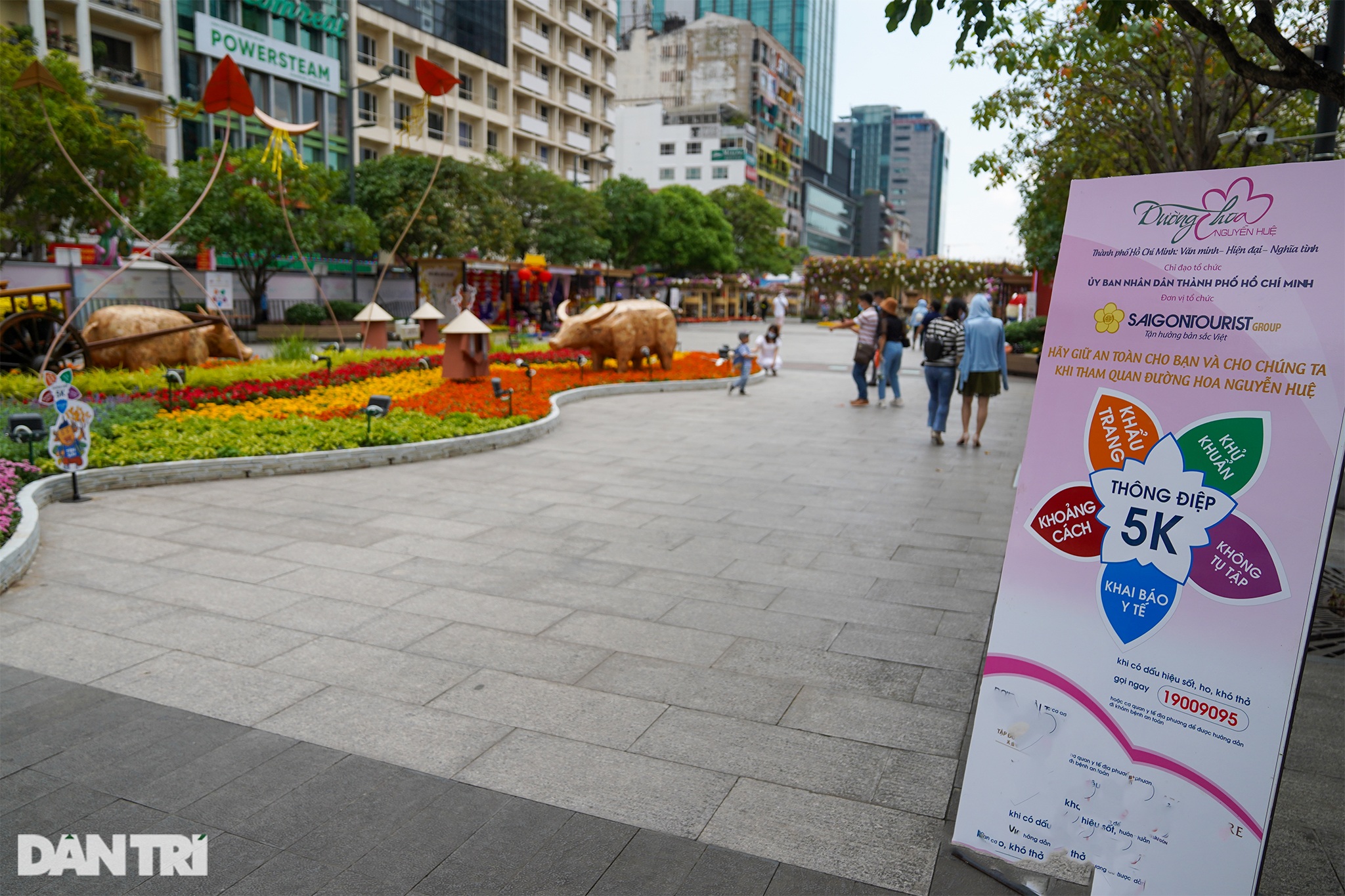 Người Sài Gòn đo thân nhiệt, đeo khẩu trang check-in đường hoa Nguyễn Huệ - 9 Người Sài Gòn đo thân nhiệt, đeo khẩu trang check-in đường hoa Nguyễn Huệ - 9