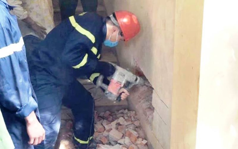 Người đàn ông mất tích suốt đêm, được phát hiện kẹt giữa 2 bức tường - 1 Người đàn ông mất tích suốt đêm, được phát hiện kẹt giữa 2 bức tường - 1