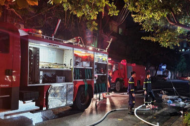 Giải cứu 6 người mắc kẹt trong ngôi nhà cháy