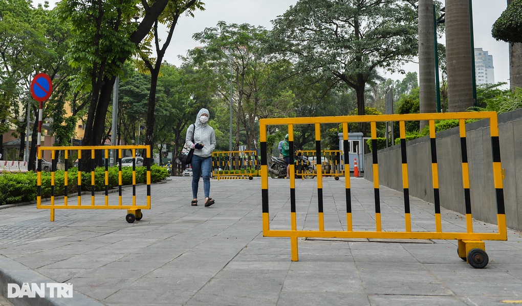 Hà Nội: Dựng rào, giăng dây, xây trụ bê tông để giữ vỉa hè - 3 Hà Nội: Dựng rào, giăng dây, xây trụ bê tông để giữ vỉa hè - 3