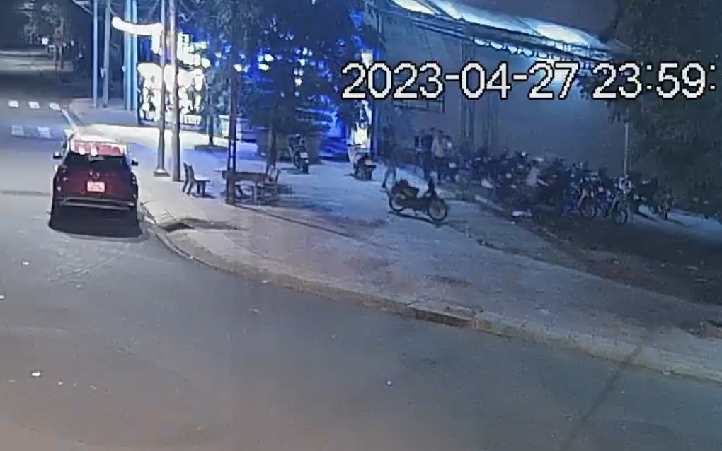 Rút súng bắn người ở gần quán bar do mâu thuẫn làm ăn - 1 Rút súng bắn người ở gần quán bar do mâu thuẫn làm ăn - 1