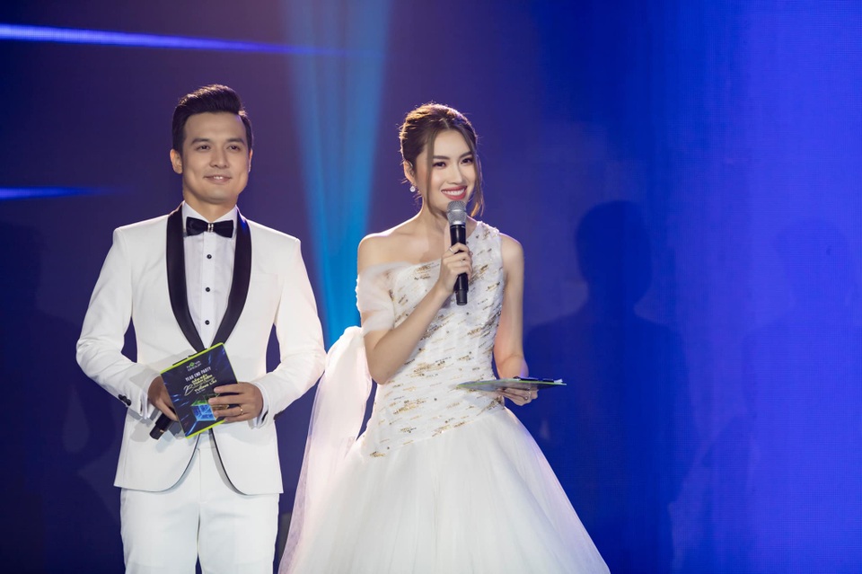 MC chân dài 1,1m gây choáng khi dẫn 3000 chữ song ngữ không cần kịch bản - 4 MC chân dài 1,1m gây choáng khi dẫn 3000 chữ song ngữ không cần kịch bản - 4