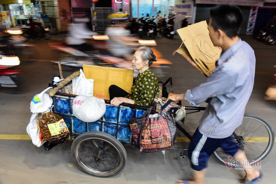 Chàng trai nghèo chở mẹ đi nhặt phế liệu khắp Sài Gòn - 15 Chàng trai nghèo chở mẹ đi nhặt phế liệu khắp Sài Gòn - 15